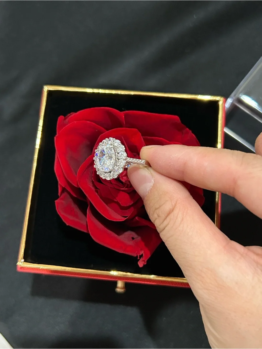 Gold plated 4.5 ct oval Round Crystal Statement Ring - Silver Tone